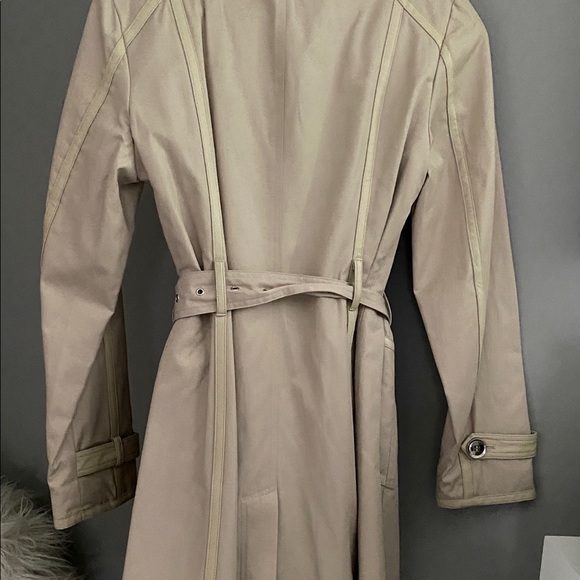 Beautiful Micheal Kors spring trench coat. Leather trim. New. Size M - Picture 2 of 2